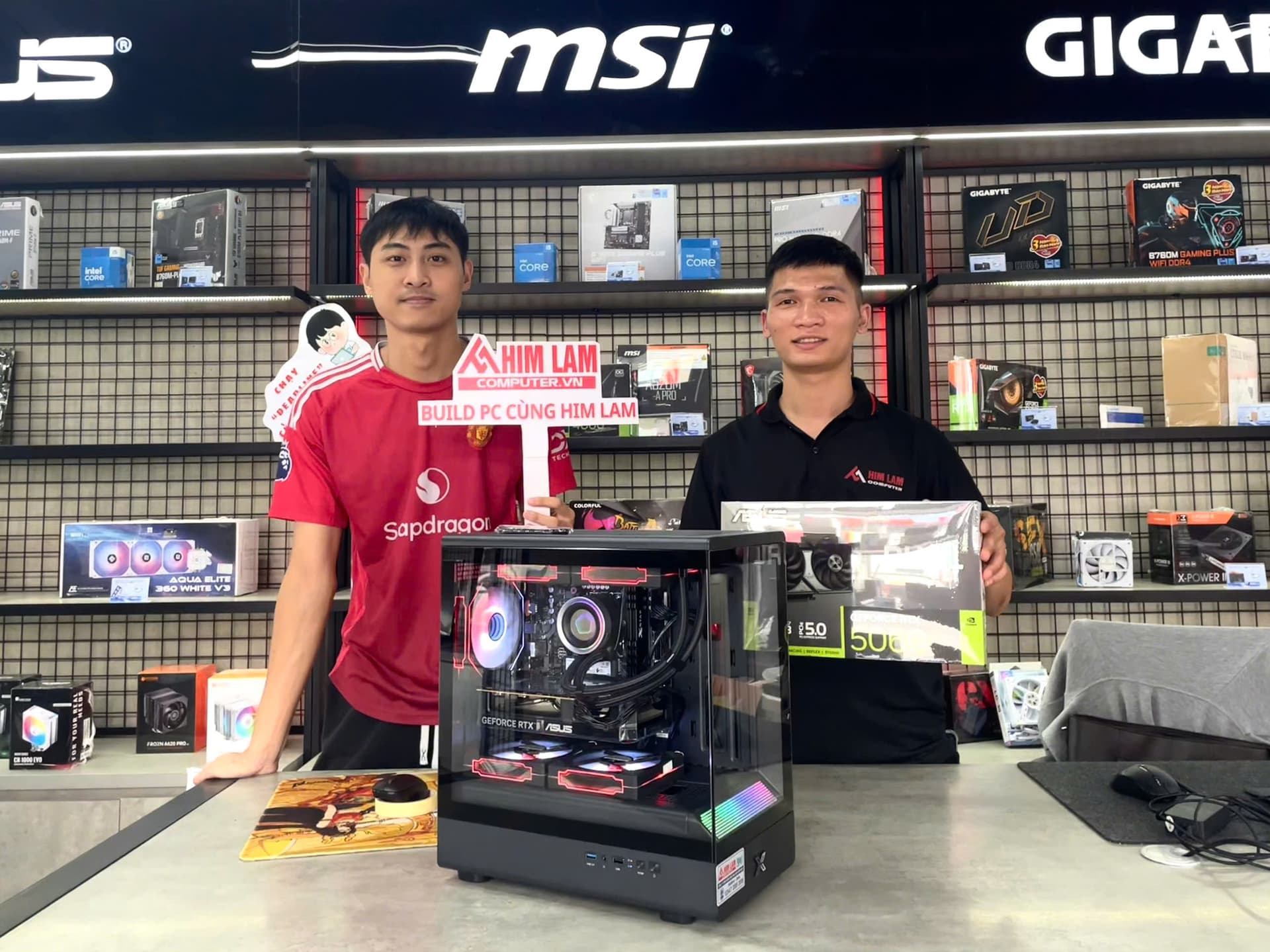 Khách hàng mua hàng tại Him Lam Computer - Hình 3