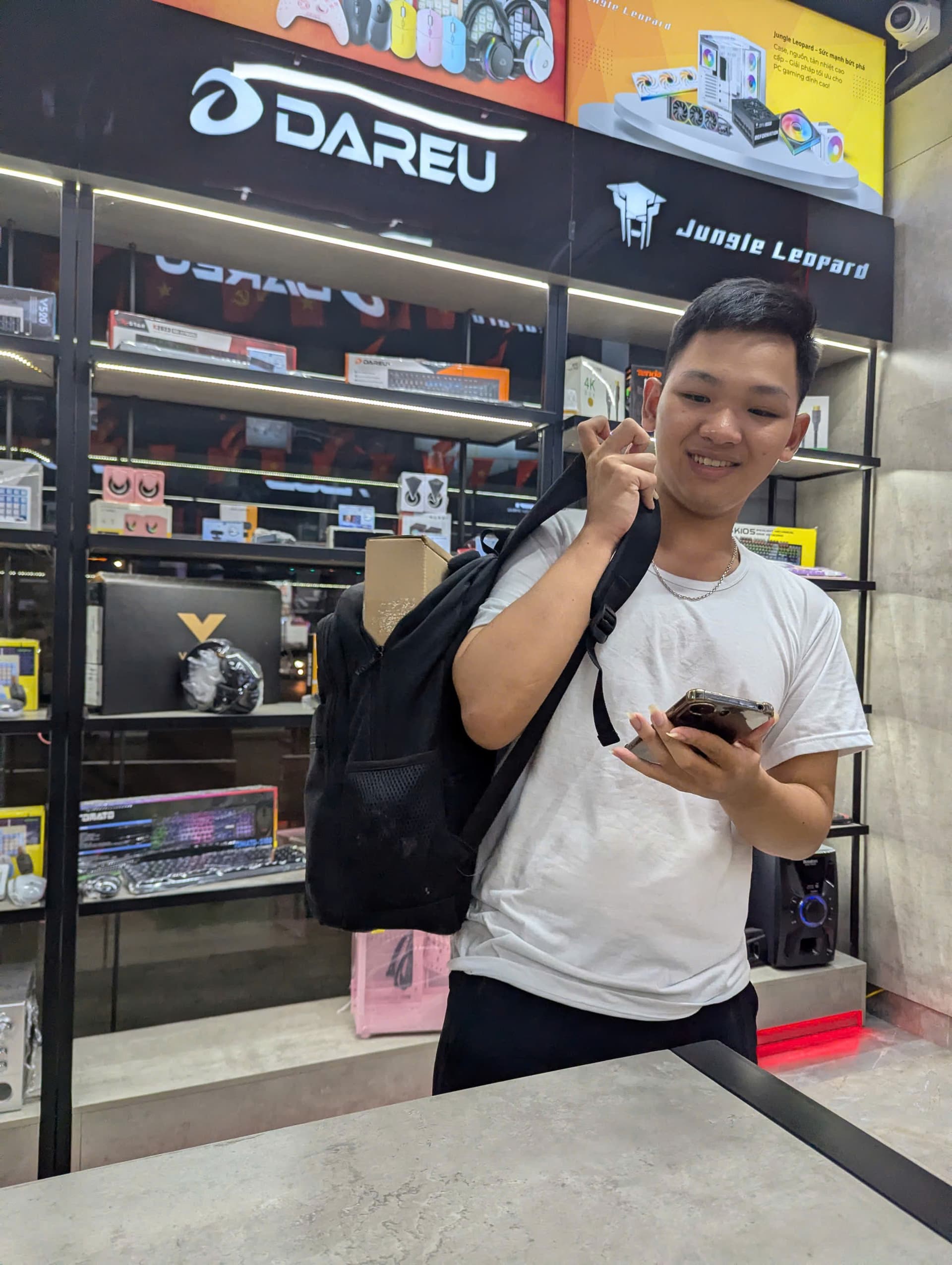 Khách hàng mua hàng tại Him Lam Computer - Hình 5