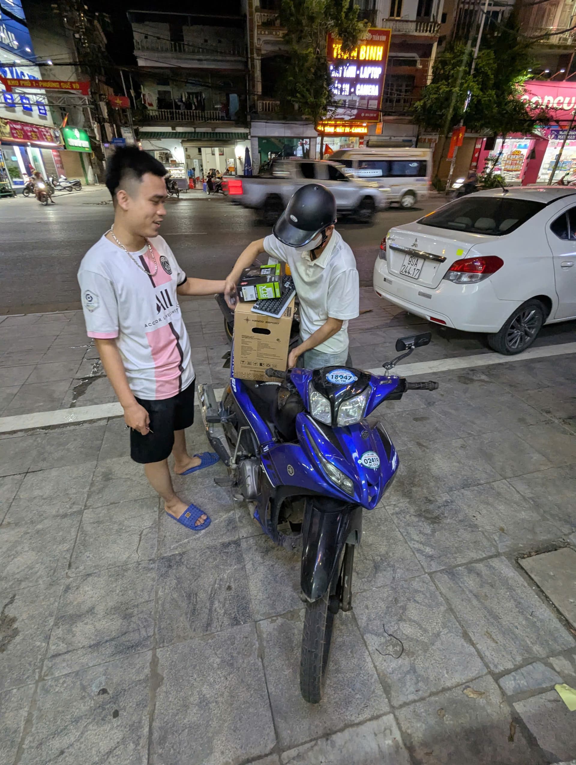 Khách hàng mua hàng tại Him Lam Computer - Hình 6