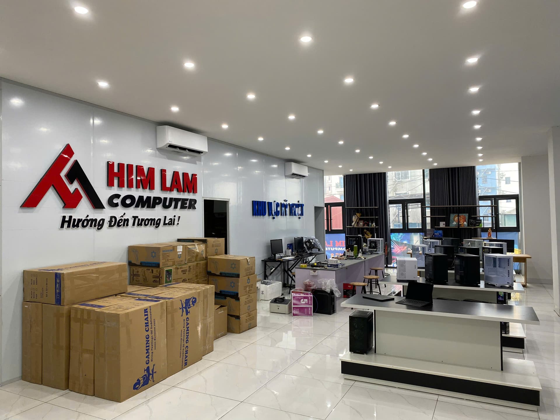 Cửa hàng đầu tiên
